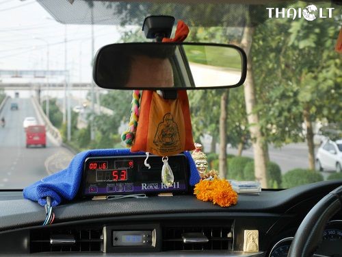 I often leave a small tip for taxi or bolt drivers in thailand