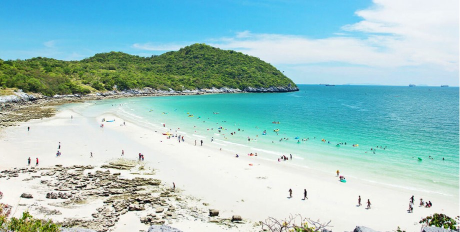 A wide view of the Tham Phang beach at Koh Sichang